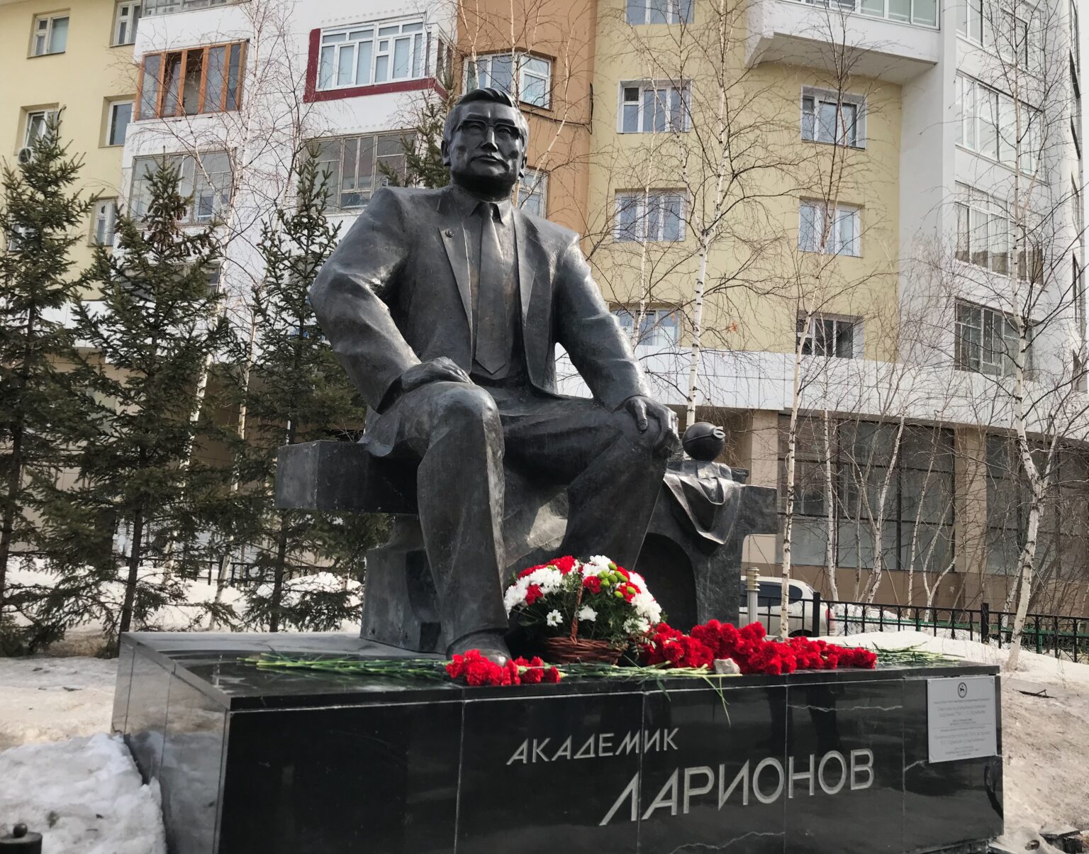 Сотрудники ИМСС УрО РАН приняли участие в торжественной церемонии возложения цветов к памятнику академика В. П. Ларионова